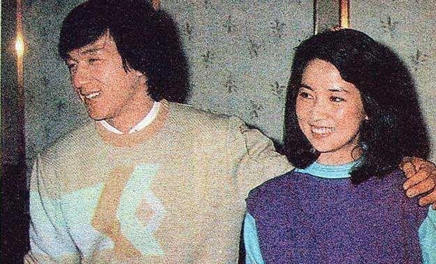 林鳳嬌和成龍家庭照罕見曝光，成龍坦言：對她沒有愛，但親情很重 ! 