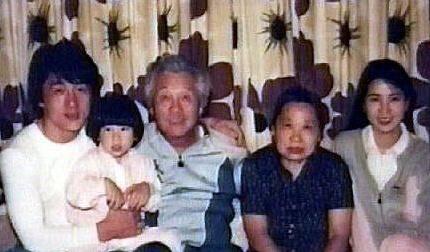 林鳳嬌和成龍家庭照罕見曝光，成龍坦言：對她沒有愛，但親情很重 ! 