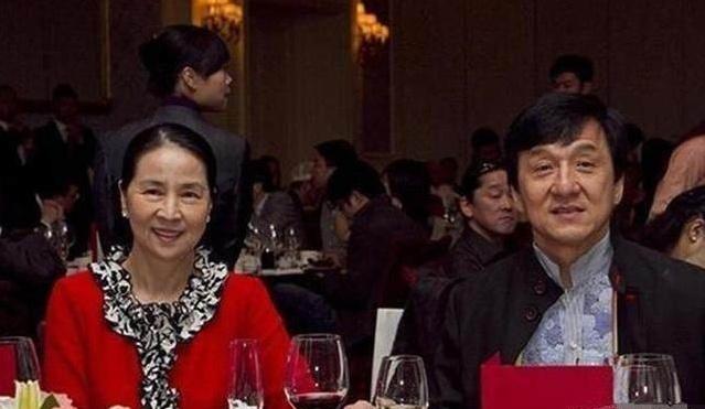 林鳳嬌和成龍家庭照罕見曝光，成龍坦言：對她沒有愛，但親情很重 ! 