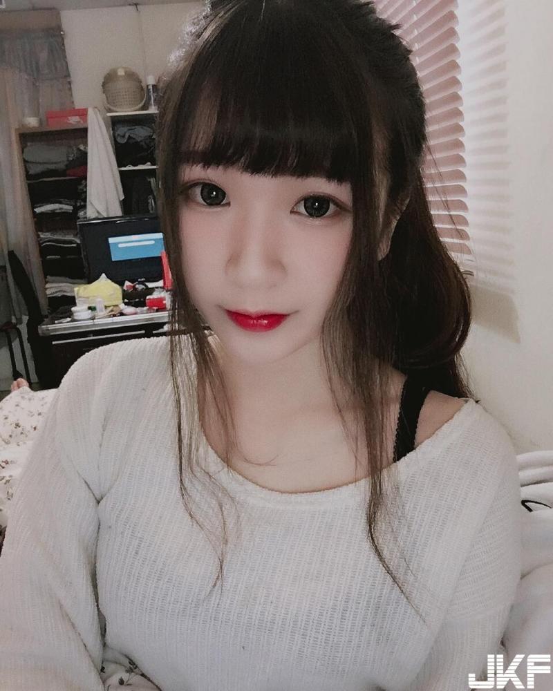 IG「最正高中生」出爐！清秀大眼笑容「甜死人不償命」，制服底下也兇兇的！