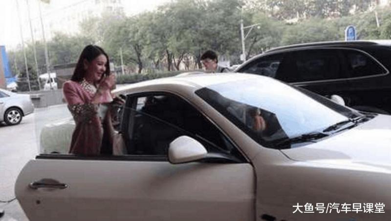 看不出曾開過千萬豪車的「炫富一姐」真的落魄了, 蹲著吃飯讓人認不出 