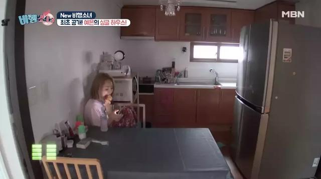 曾和少女時代人氣比肩女團，成員公開家實況，完全不像是明星家！ 
