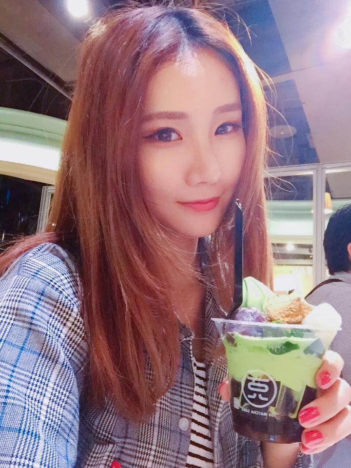 健身房的長腿妹子根本九頭身！端著一盤海鮮...網友只看到大長輩：該衝健身了