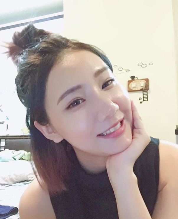 健身房的長腿妹子根本九頭身！端著一盤海鮮...網友只看到大長輩：該衝健身了
