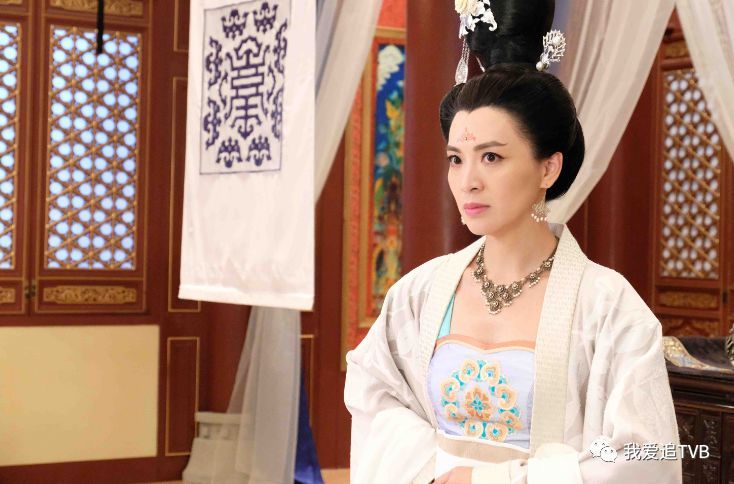 她44歲《深宮計》演「太平公主」下場悲慘，曾與導演王晶有超火辣場面，拍寫真更是噴血！ 
