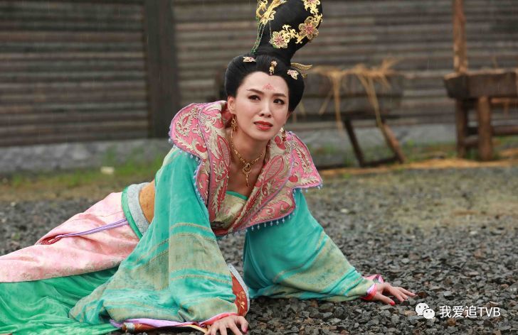 她44歲《深宮計》演「太平公主」下場悲慘，曾與導演王晶有超火辣場面，拍寫真更是噴血！ 