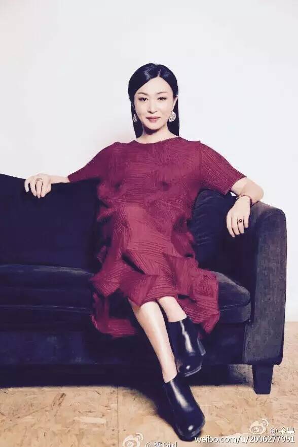 他23歲娶妻，28歲變性，38歲帶著3個養子嫁人，49歲活成舞蹈界傳奇！