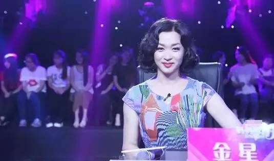 他23歲娶妻，28歲變性，38歲帶著3個養子嫁人，49歲活成舞蹈界傳奇！
