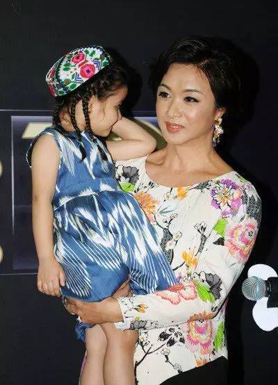 他23歲娶妻，28歲變性，38歲帶著3個養子嫁人，49歲活成舞蹈界傳奇！