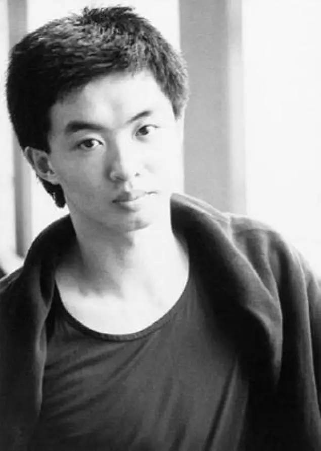 他23歲娶妻，28歲變性，38歲帶著3個養子嫁人，49歲活成舞蹈界傳奇！
