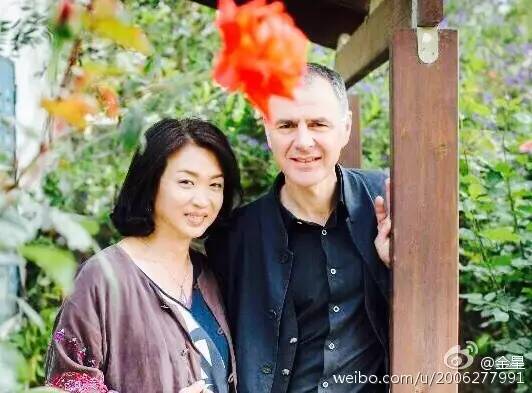 他23歲娶妻，28歲變性，38歲帶著3個養子嫁人，49歲活成舞蹈界傳奇！