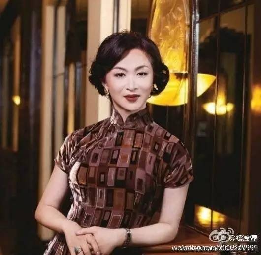 他23歲娶妻，28歲變性，38歲帶著3個養子嫁人，49歲活成舞蹈界傳奇！