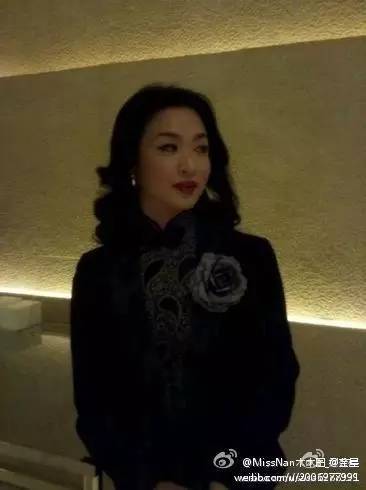 他23歲娶妻，28歲變性，38歲帶著3個養子嫁人，49歲活成舞蹈界傳奇！