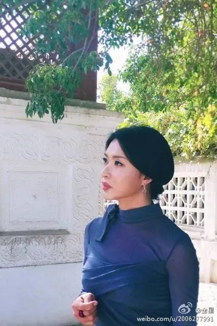 他23歲娶妻，28歲變性，38歲帶著3個養子嫁人，49歲活成舞蹈界傳奇！