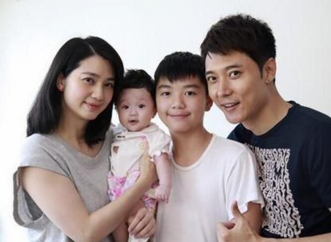 「老牛吃嫩草」的6大女星:圖4遭小鮮肉暴打，圖6還要追生第四胎!
