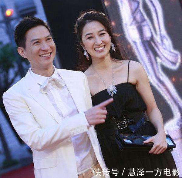 她當紅時嫁給身無分文的渣渣輝，如今老公成為影帝，53歲的她被寵成少女！