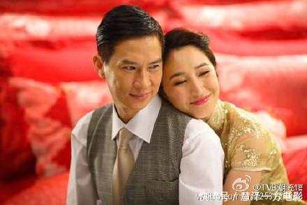 她當紅時嫁給身無分文的渣渣輝，如今老公成為影帝，53歲的她被寵成少女！