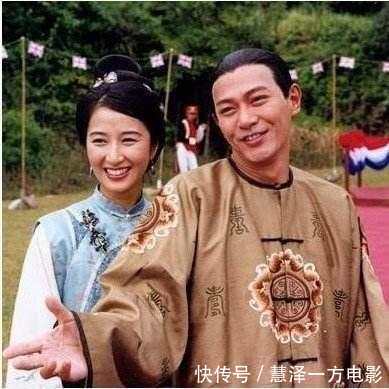 她當紅時嫁給身無分文的渣渣輝，如今老公成為影帝，53歲的她被寵成少女！