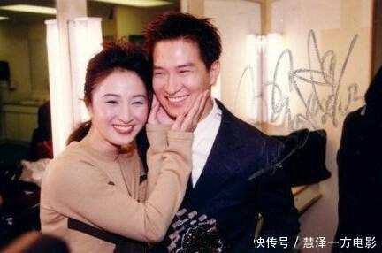 她當紅時嫁給身無分文的渣渣輝，如今老公成為影帝，53歲的她被寵成少女！