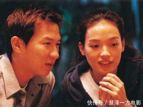 她當紅時嫁給身無分文的渣渣輝，如今老公成為影帝，53歲的她被寵成少女！