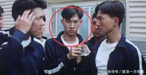 她當紅時嫁給身無分文的渣渣輝，如今老公成為影帝，53歲的她被寵成少女！