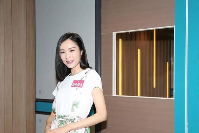 女神李佳芯不適合跟朋友合租住一起，因為她在家不願穿...