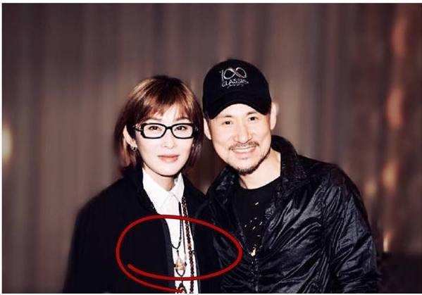 50歲張敏近照曝光, 顏值還是不輸當年啊，細心網友：胸前這東西透露出了些東西！ 