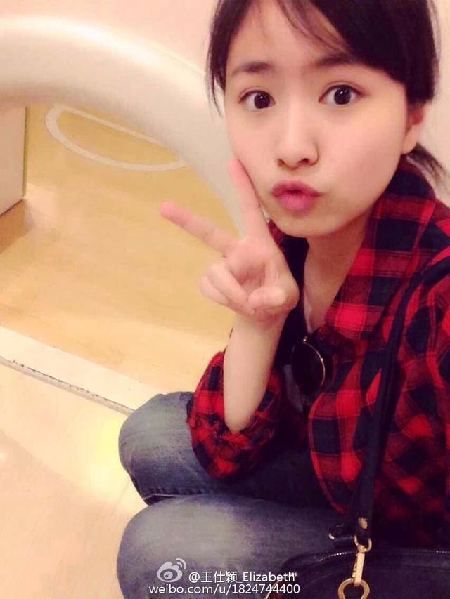 是否對《功夫》裡的「啞巴小女孩」還有印象？如今已經22歲的她竟然長「這樣」，網友直呼：放開她！ 
