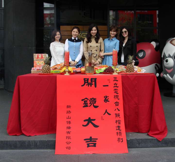 張玉嬿帶「4個女兒」宣告復出！50歲的她「愛過謝祖武」至今依舊單身，原來全因當年... 