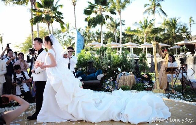 安以軒在「浪漫夏威夷」完婚，婚紗卻被網民酸：「像豬大腸！」最後接到捧花的竟然是「她」！ 