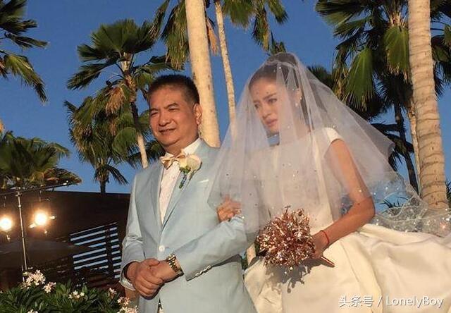 安以軒在「浪漫夏威夷」完婚，婚紗卻被網民酸：「像豬大腸！」最後接到捧花的竟然是「她」！ 