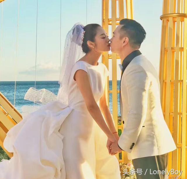 安以軒在「浪漫夏威夷」完婚，婚紗卻被網民酸：「像豬大腸！」最後接到捧花的竟然是「她」！ 