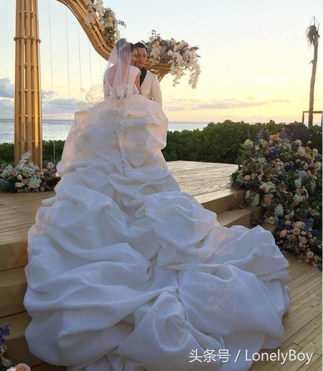 安以軒在「浪漫夏威夷」完婚，婚紗卻被網民酸：「像豬大腸！」最後接到捧花的竟然是「她」！ 