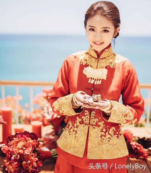 安以軒在「浪漫夏威夷」完婚，婚紗卻被網民酸：「像豬大腸！」最後接到捧花的竟然是「她」！ 