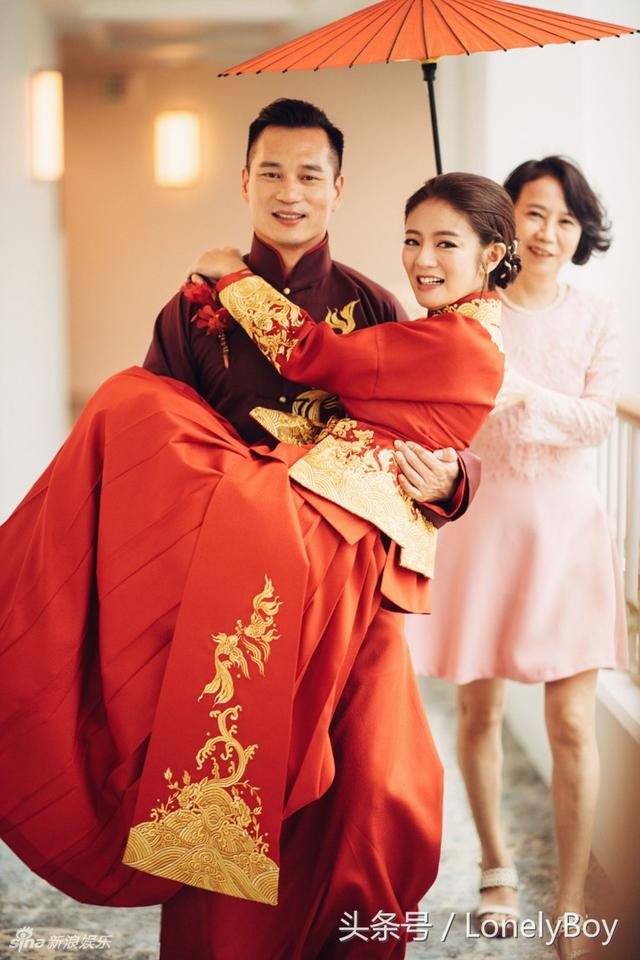 安以軒在「浪漫夏威夷」完婚，婚紗卻被網民酸：「像豬大腸！」最後接到捧花的竟然是「她」！ 