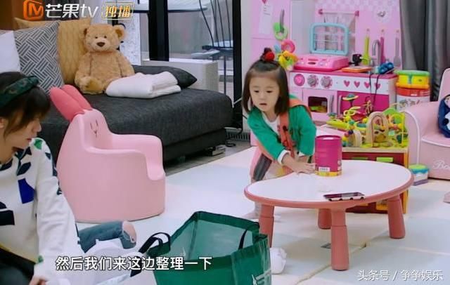 賈靜雯把咘咘穿不下的衣服給Bo妞穿，沒想到「咘咘脫口一句話」讓媽媽當場愣啦！ 