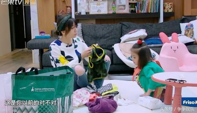 賈靜雯把咘咘穿不下的衣服給Bo妞穿，沒想到「咘咘脫口一句話」讓媽媽當場愣啦！ 