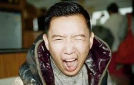 這位被封殺藝人為了維持生計, 前往日本拍電影，網友: 大快人心! 