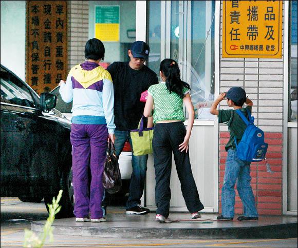 陳昭榮「牽手22年賢妻」首次曝光！多次「和葉全真傳緋聞」的他，坦言老婆「這樣說」！網友都不敢有意見！ 