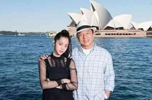 房祖名戀情曝光，成龍十分滿意，網友：這次終於給成龍長臉了！