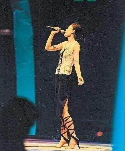 太強了！王菲演唱會沒穿鞋，天后居然踩釘子演唱！