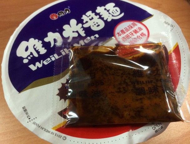 活了2X年才知道...從小吃到大的維力炸醬麵竟有「隱藏版吃 法」！試過的網友激推：神好吃 