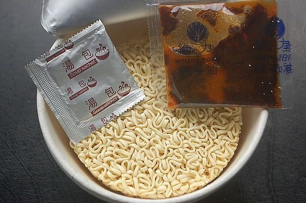 活了2X年才知道...從小吃到大的維力炸醬麵竟有「隱藏版吃 法」！試過的網友激推：神好吃 