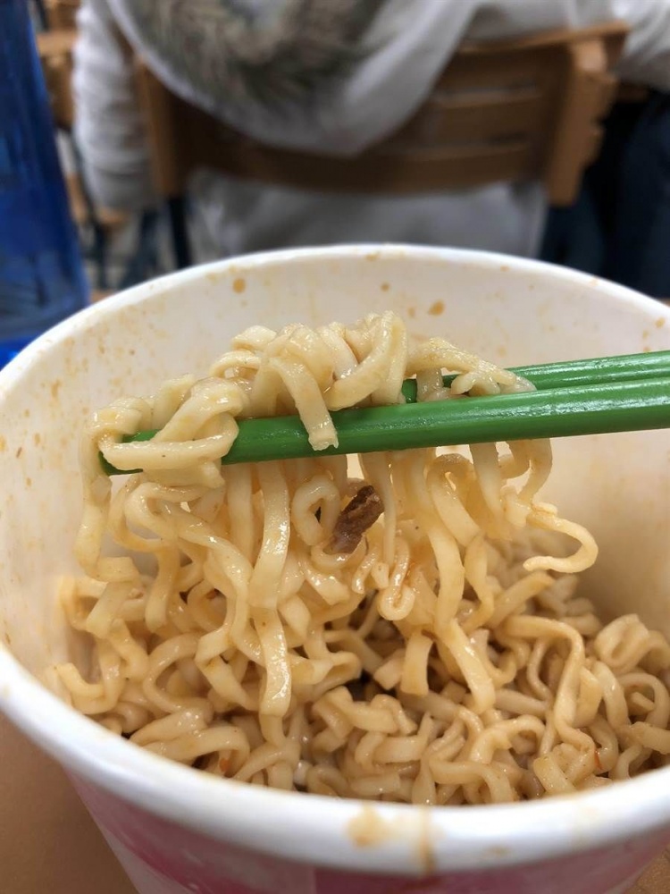 活了2X年才知道...從小吃到大的維力炸醬麵竟有「隱藏版吃 法」！試過的網友激推：神好吃 