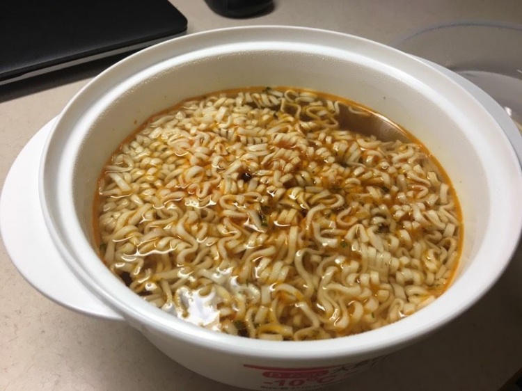 活了2X年才知道...從小吃到大的維力炸醬麵竟有「隱藏版吃 法」！試過的網友激推：神好吃 