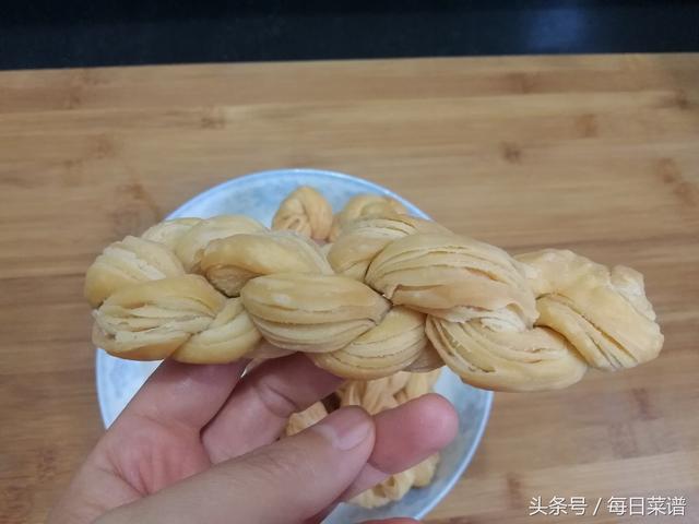 半碗油酥，一碗面，自製千層麻花，香甜酥脆，層次多，做法超簡單