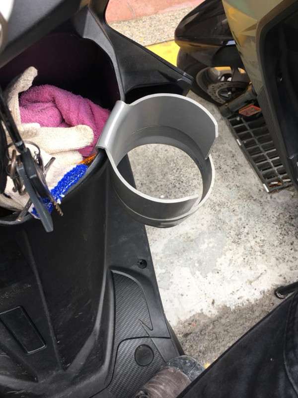 水電工DIY機車杯架被讚翻天　 網誇：高手在工地間