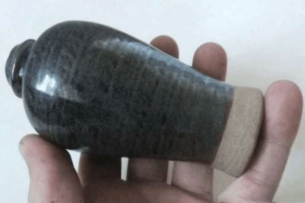 老漢在田間耕作時突然挖到一個瓶子，本以為是古董，沒想到專家鑑定後竟讓他趕緊扔了！ 