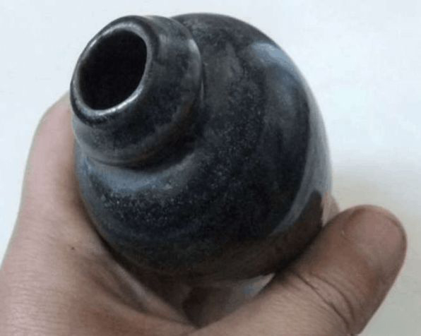 老漢在田間耕作時突然挖到一個瓶子，本以為是古董，沒想到專家鑑定後竟讓他趕緊扔了！ 