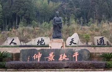 劉伯溫被譽為「諸葛亮轉世」，卻不服諸葛亮，帶人挖開諸葛亮墓，看到碑上5個字連連跪拜！